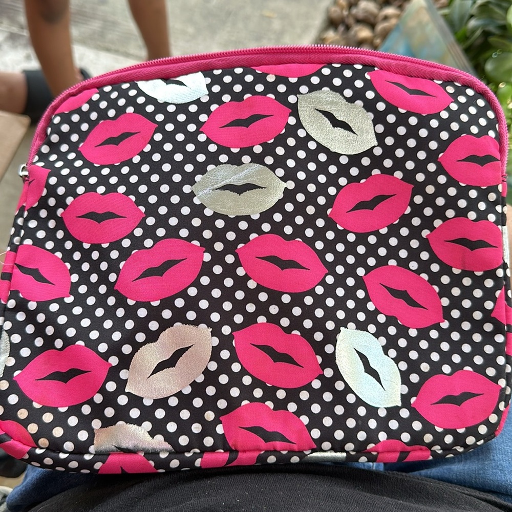 Modella Pink Lips Tablet Case - Picture 2 of 2